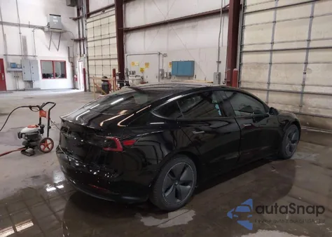 2018 Tesla Model 3 Long Range/Mid Range z USA, uszkodzony, nr VIN 5YJ3E1EA2JF040623